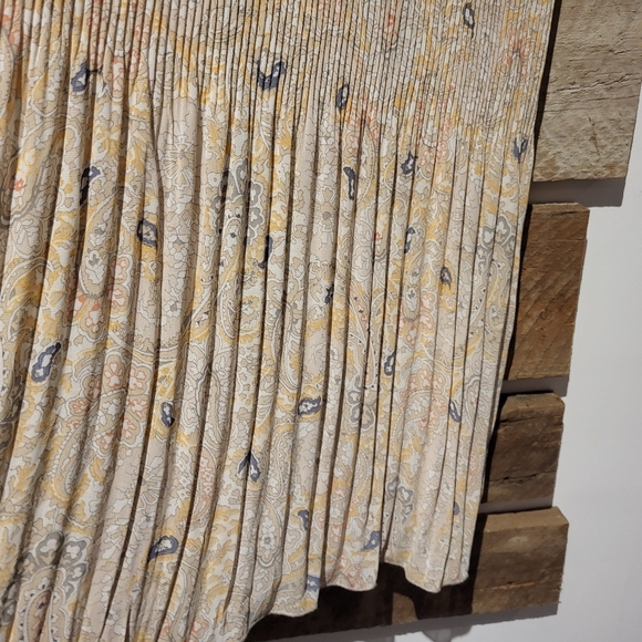 Elegant Cream and Gold Women's Dress - Picture 4 of 7